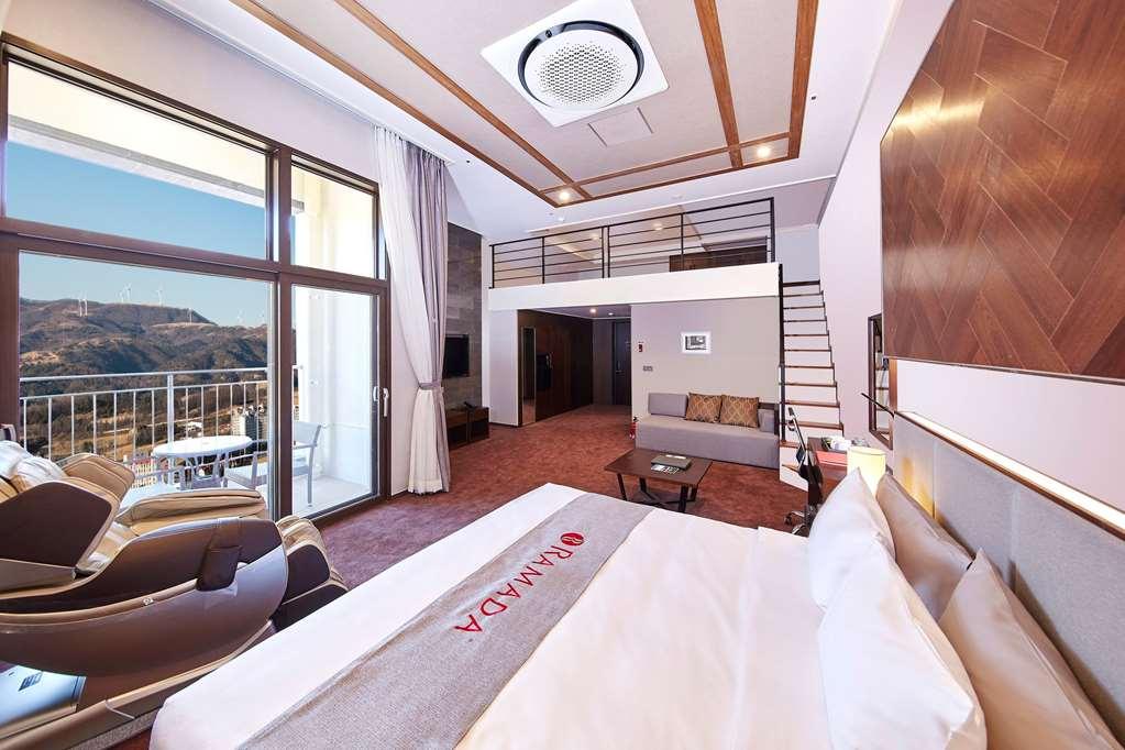 Ramada Hotel Suites By Wyndham Gangwon Pyeongchang Chambre photo